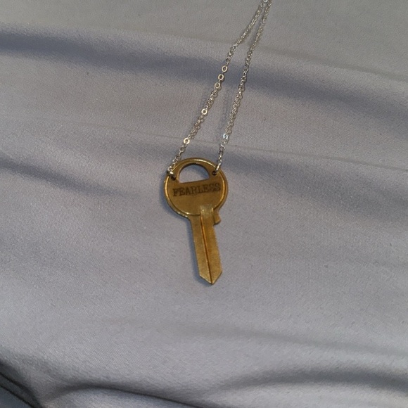 M1 USA KEY TAYLOR SWIFT KEY NECKLACE FEARLESS - Picture 3 of 4